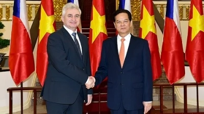 越南政府总理阮晋勇会见捷克参议院主席米兰•什捷赫