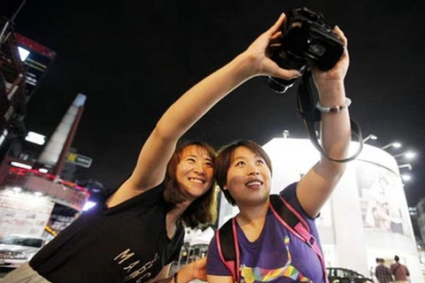 游客在台湾台北照相。