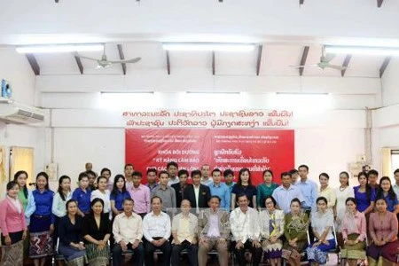 第十二届老挝记者和编辑人员业务培训班的老挝记者们
