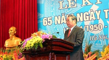 越共中央政治局委员、中央书记处常务书记黎鸿英发表讲话