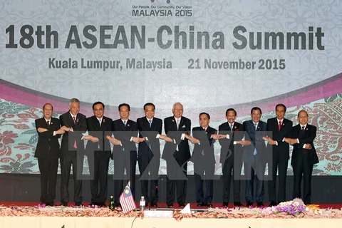 越南政府总理阮晋勇与出席第十八次东盟与中国领导人会议的领导人