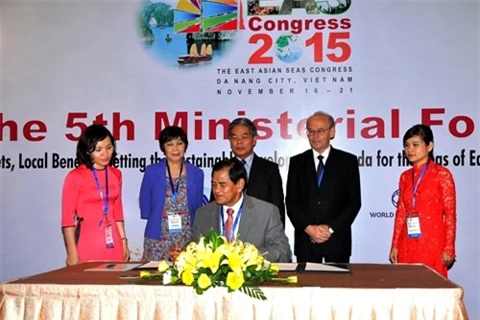 东亚海环境管理伙伴关系计划（PEMSEA）各成员国环境部门领导签署《岘港协议》（图片来源：人民军队报）