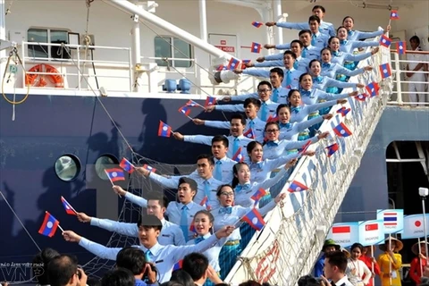 东南亚与日本青年船代表（图片来源：越通社）