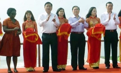 丁罗升部长与WB驻越首席代表维多利亚·克瓦出席仪式（图片来源：越南人民报）