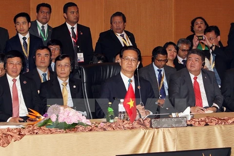 阮晋勇总理出席第18届东盟中国峰会（图片来源：越通社）