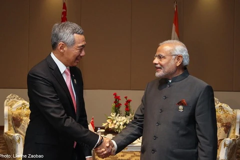 印度总理纳伦德拉·莫迪（右）与新加坡总理李显龙（左）（图片来源：news.asiaone.com）