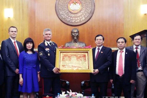 越南祖国阵线中央委员会副主席兼秘书长武仲金向匈牙利赠送纪念品。