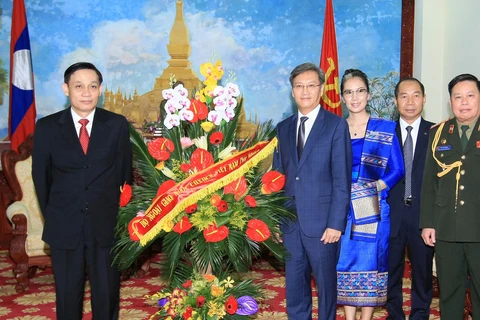 黎淮忠副外长前往老挝驻越大使馆庆祝老挝国庆40周年（图片来源：越通社）