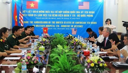 美国驻越大使馆与越南国防部175号医院举行工作会谈​ （图片来源：​人民军报）
