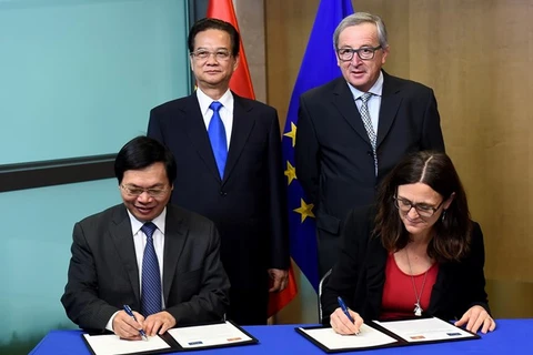 越南工商部部长武辉煌和欧委会贸易委员马尔斯托姆女士签署有关正式结束《越南与欧盟自贸协定》（EVFTA）谈判的声明。