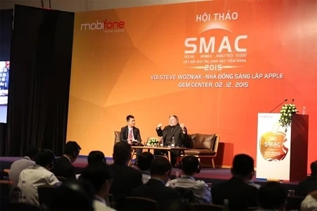 Steve Wozniak先生向越南企业领导人分享将SMAC技术应用于管理和经营的经验