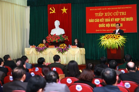 越南政府总理阮晋勇与海防市选民接触（图片来源：越通社）