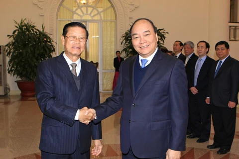 越南政府副总理阮春福与老挝政府副总理宋沙瓦（图片来源：越通社）