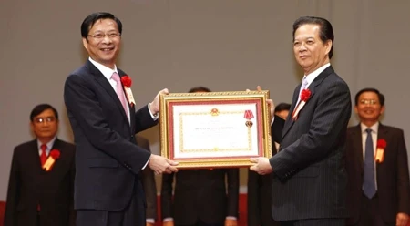 阮晋勇总理向模范集体代表颁发一级劳动勋章（图片来源：越通社）