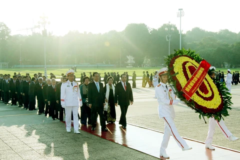 越南党和国家领导人入陵瞻仰胡志明主席遗容（图片来源：越通社）