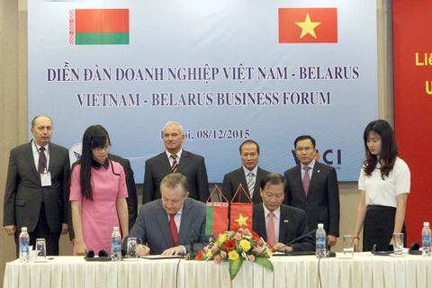 越南工商会与白俄罗斯工商会代表签署合作协定（图片来源：越通社）