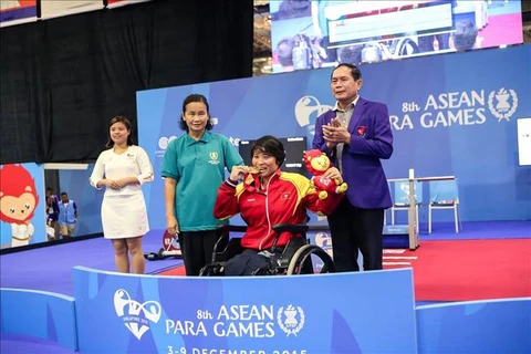越南举重运动员珠黄雪兰夺取金牌。