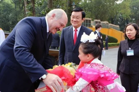 越南少年儿童向白俄罗斯总统卢卡申科送上鲜花