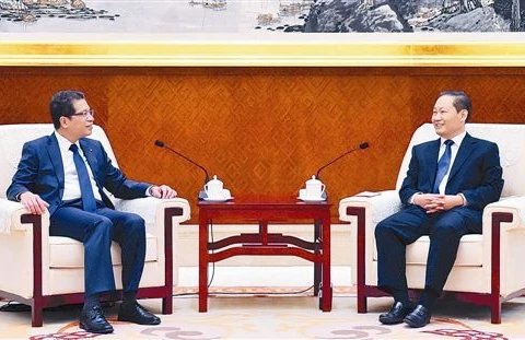 越南驻华大使邓明魁会见广西壮族自治区党委书记彭清华。