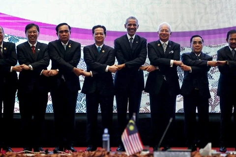 美总统奥巴马11月22日在马来西亚同东盟十国领导合影。