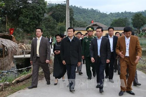 国家主席张晋创考察河江省“农家乐”旅游文化村模式​。