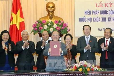 越南社会主义共和国2013年宪法（修改版）证实签署仪式。2013年《宪法》设有涉及人权、公民基本权利和义务的众多条款