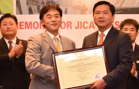 日本国际协力机构驻越南首席代表Mori Mutsuya向丁罗生部长颁发贡献奖。