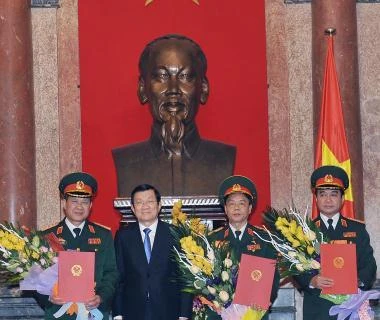 越南国家主席张晋创向越南人民军三名将官颁发晋升军衔决定