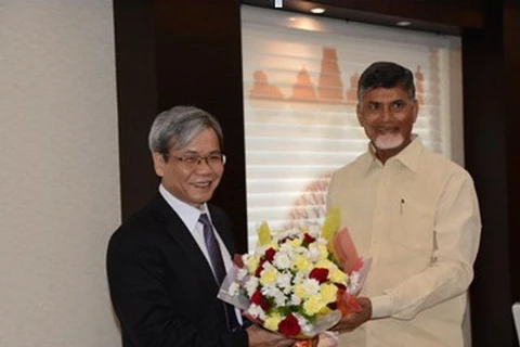 越南驻印度大使孙生城（左）与印度安得拉邦首席部长钱德拉巴布·奈杜（右）（图片来源：越通社）