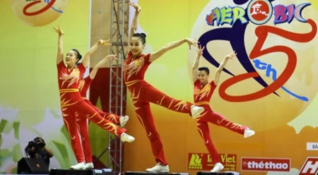 越南健美操运动员在比赛中（图片来源：越南人民报）