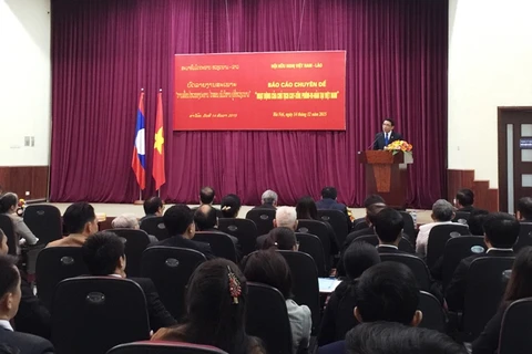 越南人才和人力资源研究科学院院长谭德旺副教授介绍题为“老挝凯山·冯维汉主席在越南的活动”的专题报告 （图片来源：越共电子报）