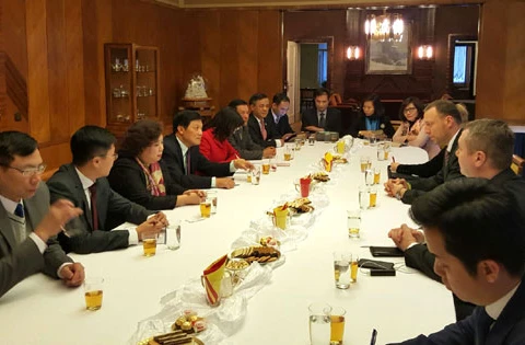 河内市代表团与布拉格市政府领导会面（图片来源:新河内报电子版） 