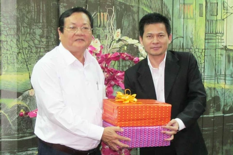 隆安省广播电视台台长阮文鸿与柴桢省代表团团长。