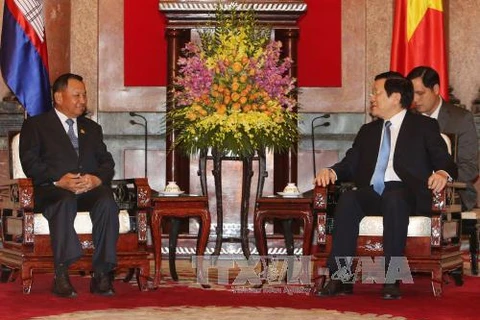 国家主席张晋创（右）与柬埔寨参议院主席赛宗（左）