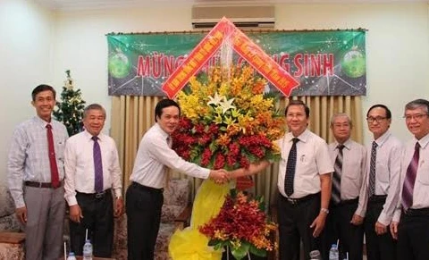 越南祖国阵线中央委员会副主席黎伯程祝贺越南南方福音教教会。