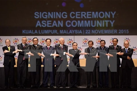出席《2015年建成东盟共同体吉隆坡宣言》签署仪式的东盟各国领导（图片来源：越通社）