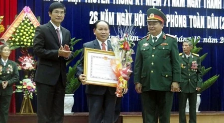 广南省和某军区领导代表给五名个人授予人民武装力量英雄称号。
