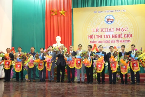 越南交通运输部副部长黎廷寿向各参赛队授予纪念旗。