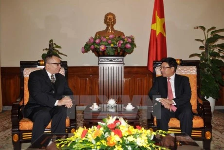 越南政府副总理兼外交部长范平明与土耳其新任驻越大使阿基夫·阿伊汉