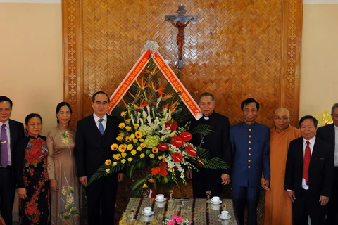 越南祖国阵线中央委员会走访慰问崑嵩省总教区神职人员。