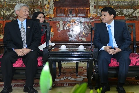 河内市人民委员会主席阮德钟与泰国驻越南大使潘雅拉克