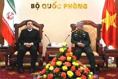 越南国防部副部长阮志咏上将礼节性会见了伊朗驻越南特命全权大使萨利赫艾迪比。（图片来源：人民军队报）