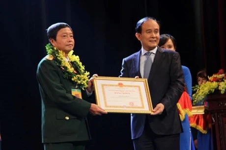 越南后勤总局22号股份公司授予河内市人民委员会奖状