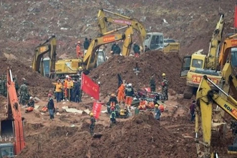 中国深圳滑坡事故现场首名幸存者成功救出 （图片来源于网络）