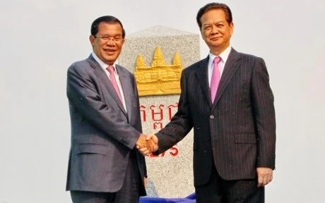 越南政府总理阮晋勇和柬埔寨首相洪森出席安江省275号界碑揭牌仪式（图片来源：因特网）