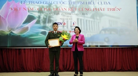 越南国会副主席阮氏金银向一等奖获得者颁奖（图片来源：越南人民报）