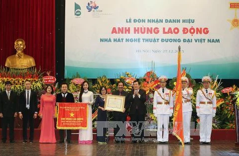 张晋创主席向越南当代艺术剧院授予劳动英雄称号（图片来源：越通社）