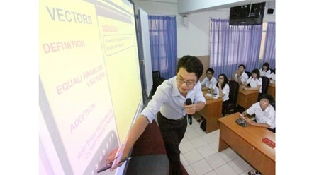 胡志明市梁世荣高中学校用英语讲授数学。（图片来源：前锋报）