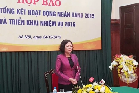 越南国家银行副行长阮氏红主持新闻发布会（图片来源：越通社）