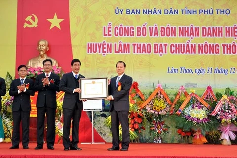 武文宁副总理向富寿省临洮县颁发有关达到新农村标准的称号（图片来源：​ 越南人民网报）